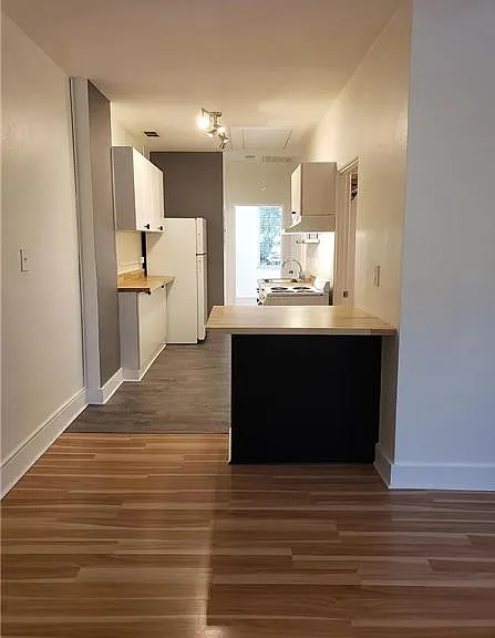 732 E Henry St — Photo 5
