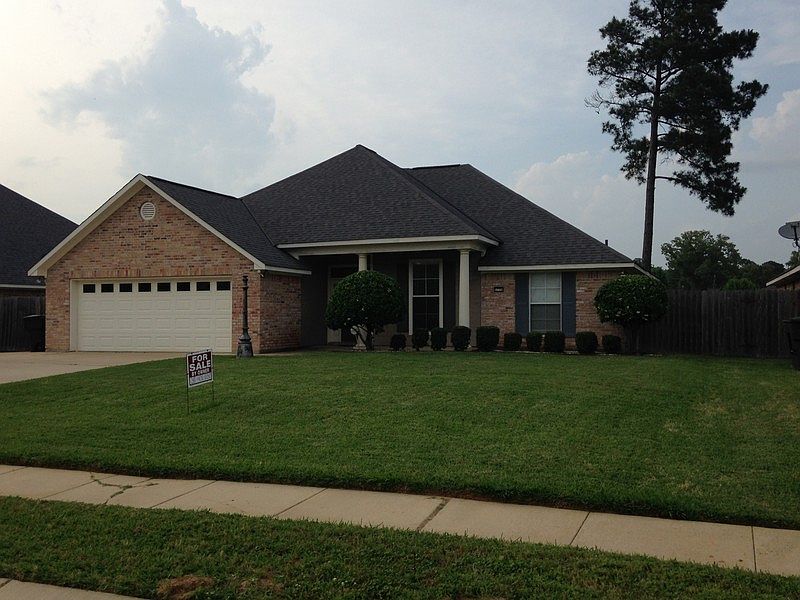 Main View
						:
						Beautiful large well-kept front yard with great curb appeal.