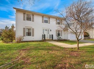 10 Wood Lake Dr, Piscataway, NJ 08854