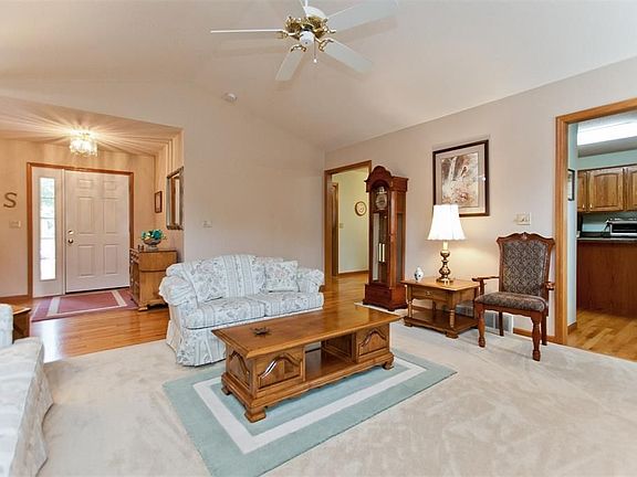 3rd image of 495 Mary Jo Ave