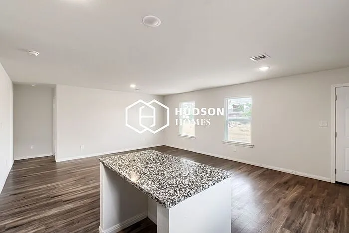 310 Zenith Ave — Photo 4