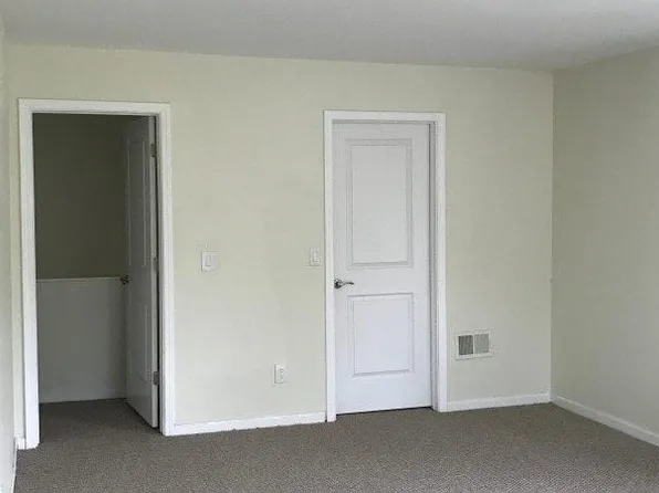 3150 Woods Cir, Detroit, MI 48207