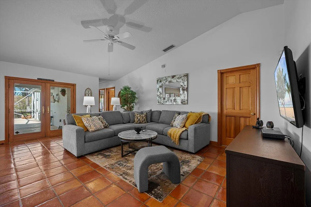 3 bed, 2.0 bath, 2210 sqft, $6,200 — Photo 3