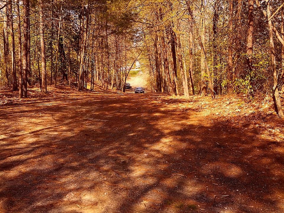 Secluded end of road lot