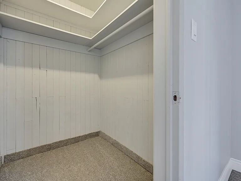 12207 Jasper Ave NW — Photo 8