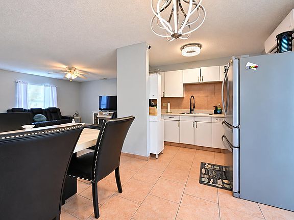 5th image of 420 SW Parish Terrace