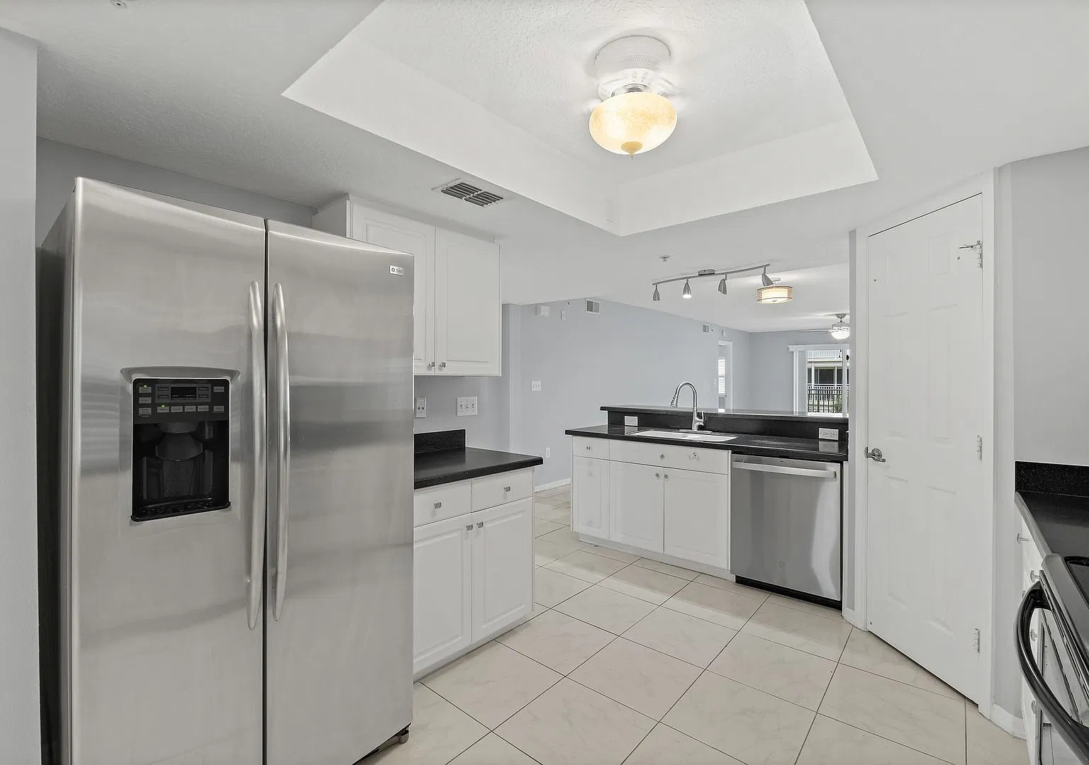 Executive oceanfront condo in gated community — Photo 2