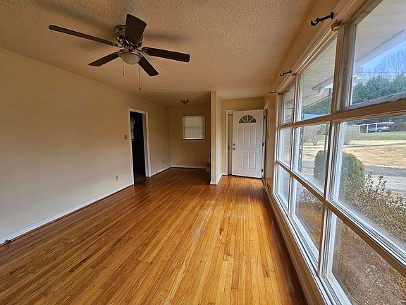 3rd image of 722 Druid Ln