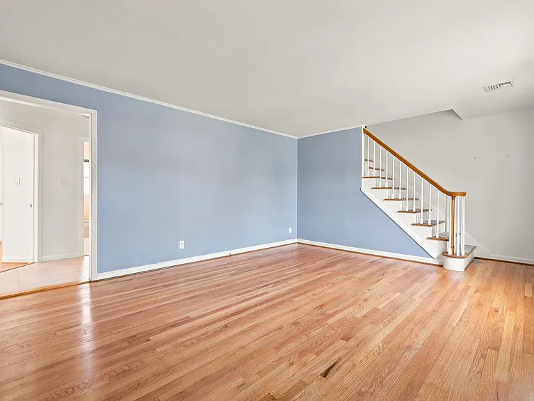 8-34 Henderson Blvd — Photo 2