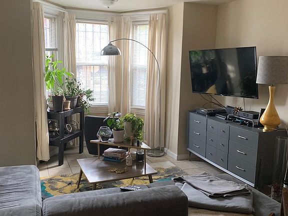 Living Room / Entrance (with furniture sample)