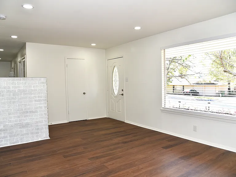 1212 Desiree Ln — Photo 5