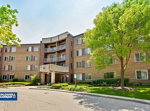 3rd image of 909 E Kenilworth Ave Unit 220