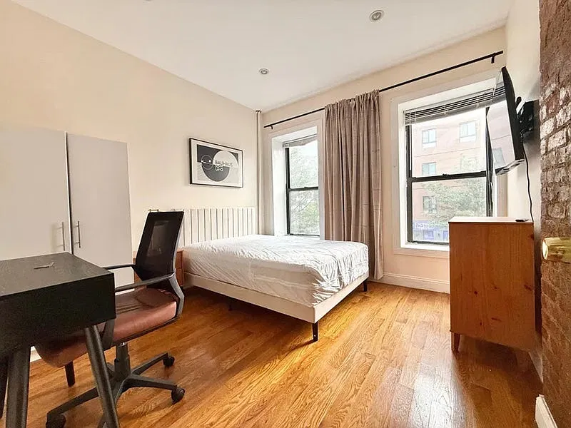 4 bed, 1.5 bath, $1,200 — Photo 1
