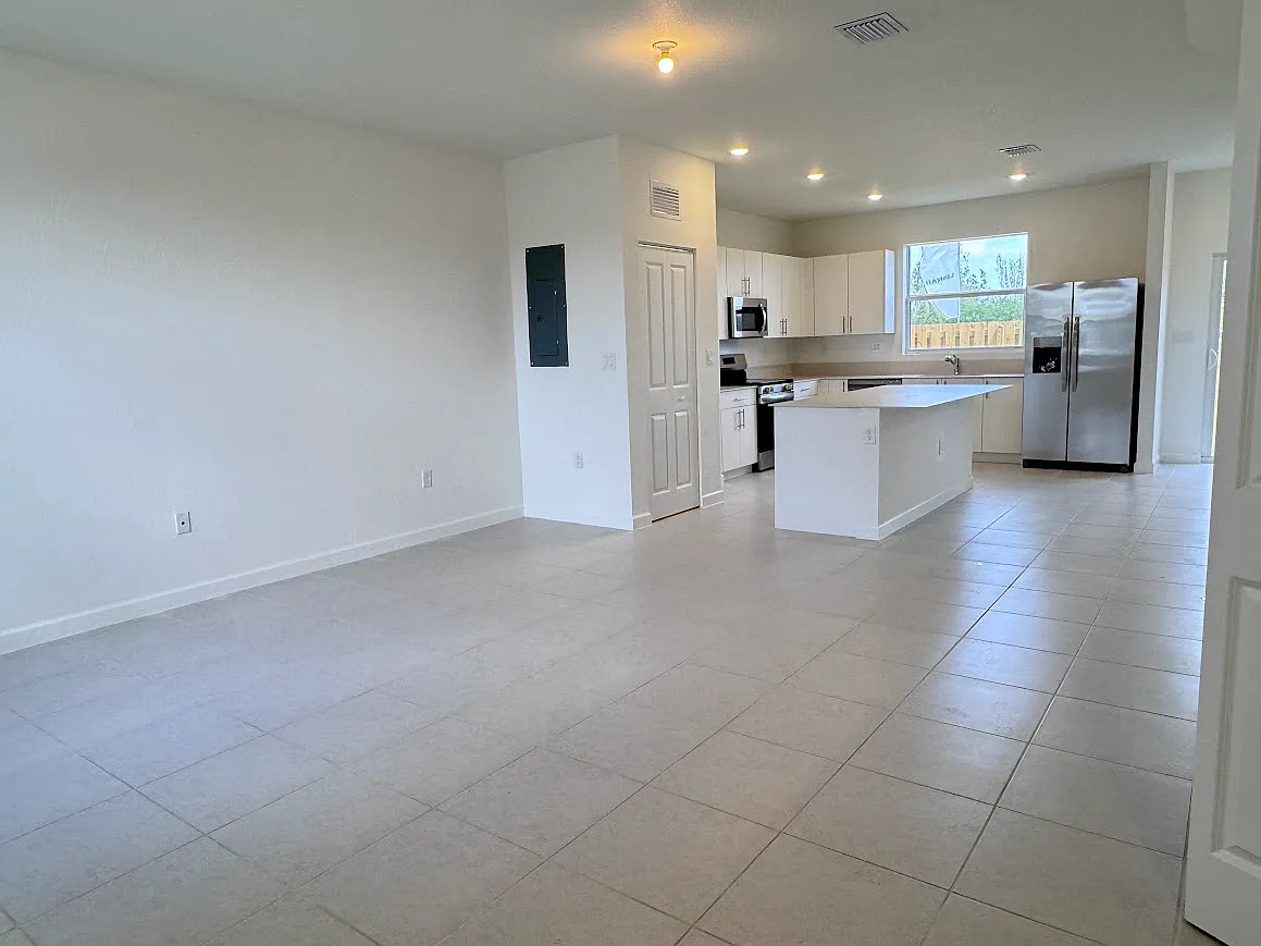 3 bed, 2.5 bath, 1376 sqft, $2,350 — Photo 2