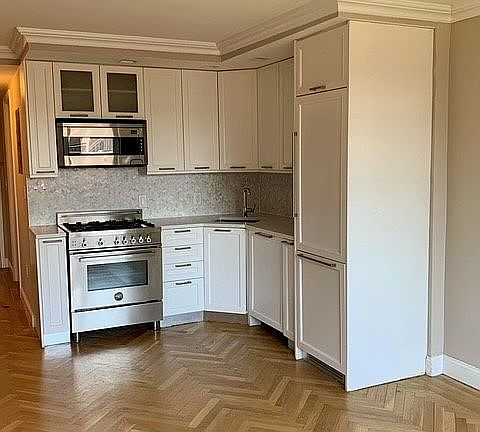4th image of 305 E 86th St #7TE