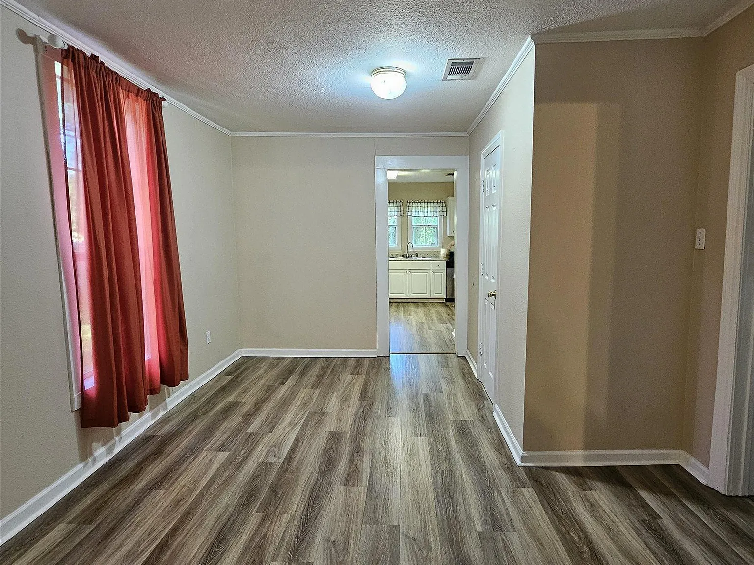 3 bed, 1199 sqft, $1,300 — Photo 2