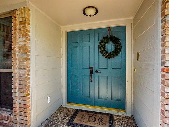 Front porch with double doors makes it easier to move furniture in and out