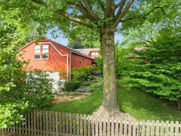 1401 Burry Dr, Iowa City, IA 52246