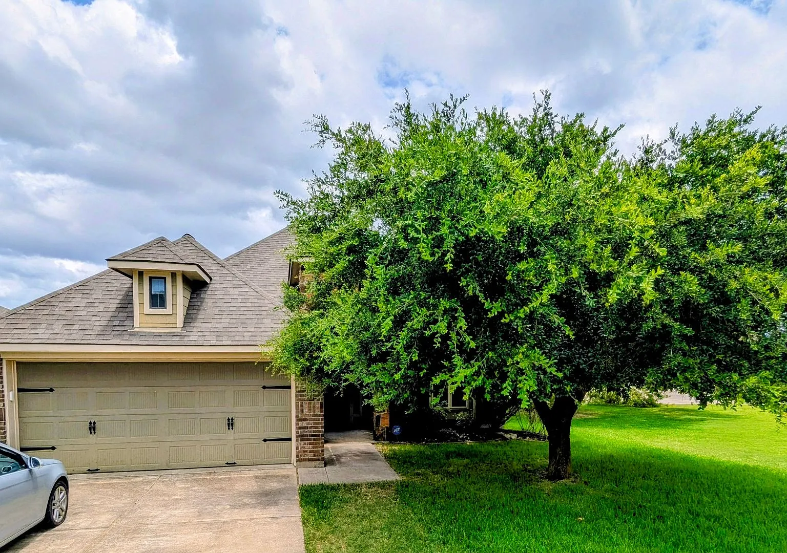College Station - 3 bedroom / 2 bath- 2 car garage - fenced in back yard home in Creek Meadows — Photo 1