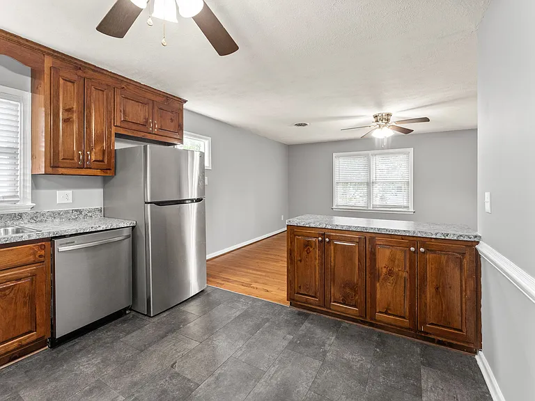 104 N Oak Ave — Photo 6