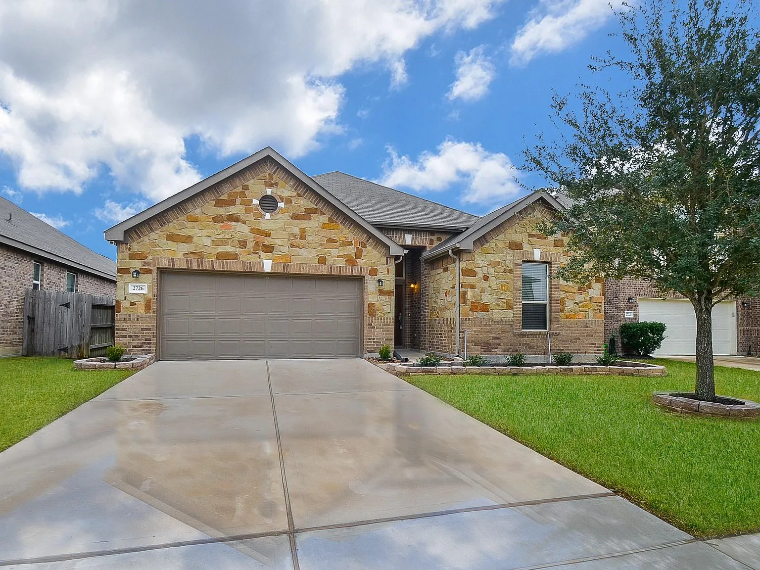 3 bed, 2.0 bath, 2206 sqft, $2,300 — Photo 1