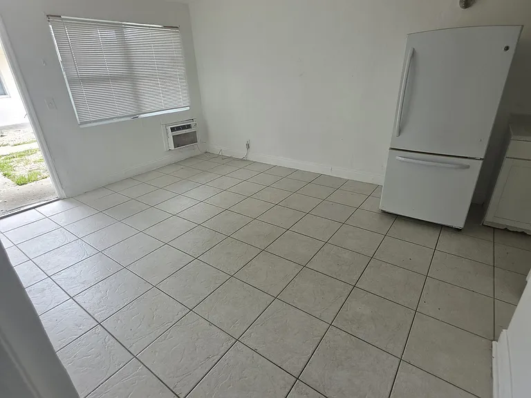 1305 NE 2nd Ave #4 — Photo 15