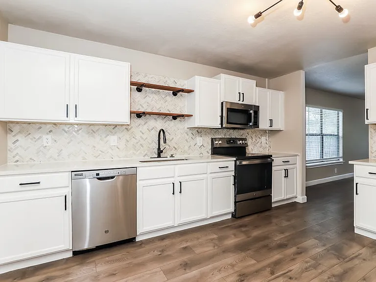 8106 Hoovers Bnd — Photo 7