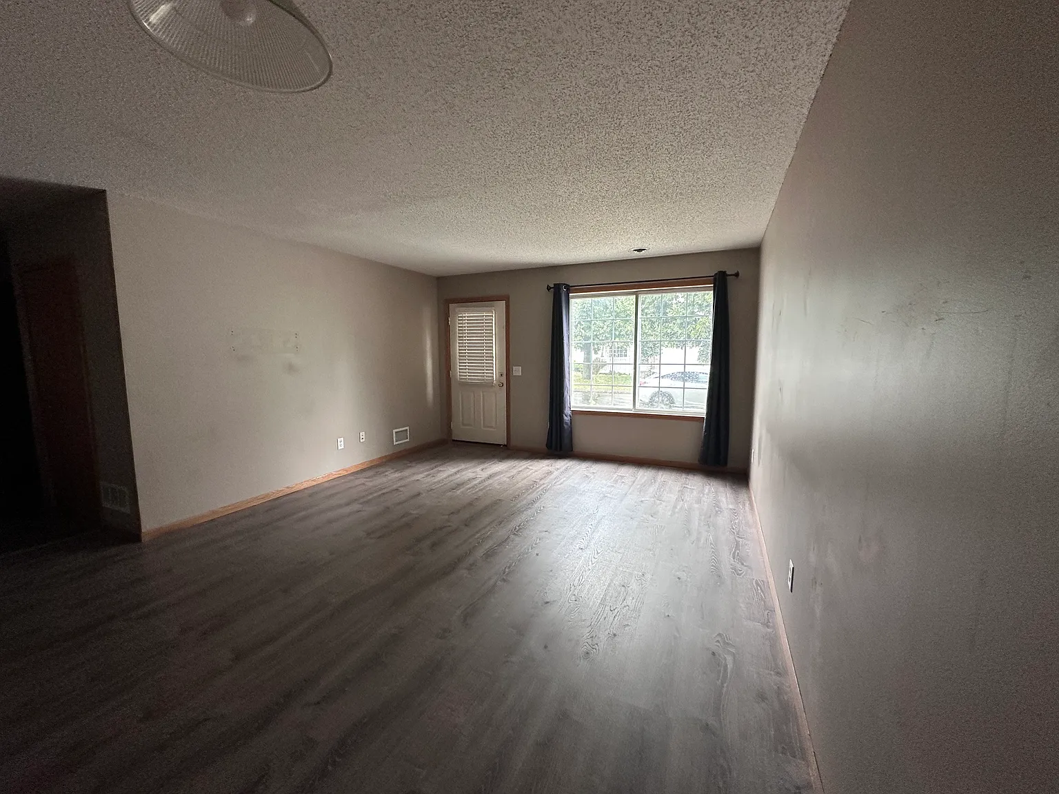 2 bed, 1.5 bath, 1213 sqft, $2,000 — Photo 3
