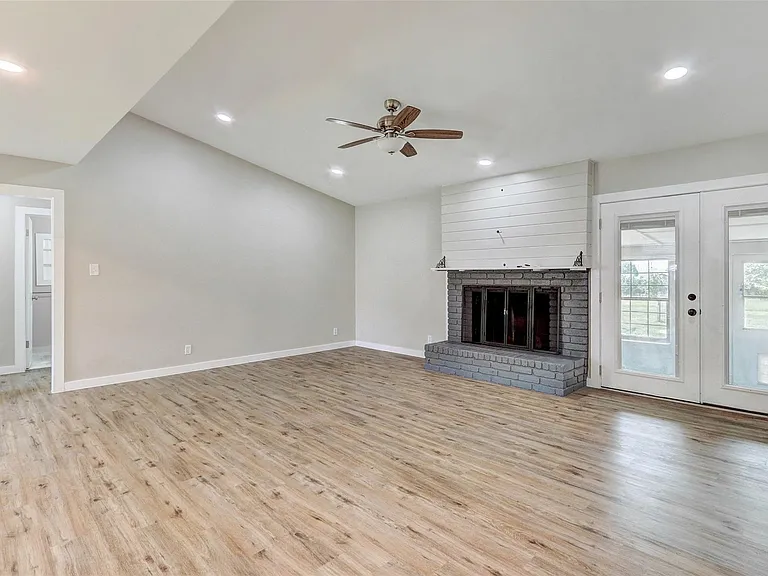 820 Stadium Dr — Photo 4