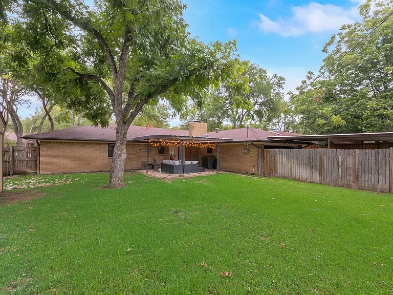 1718 Westminster Dr — Photo 11