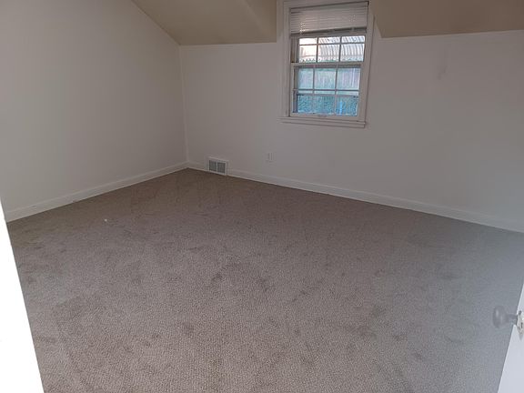 3rd image of 1854-1856 Hyacinth Ave E