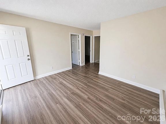4th image of 2416 Julia Ave