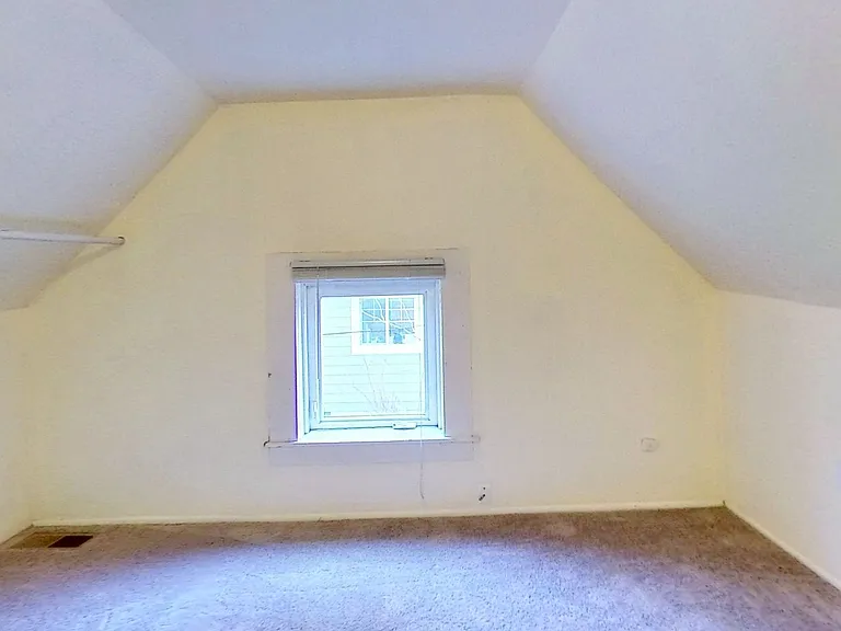 412 Lakeway Dr — Photo 8