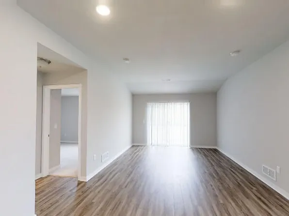 700 Cedar Bluffs Way APT 23, Slinger, WI 53086