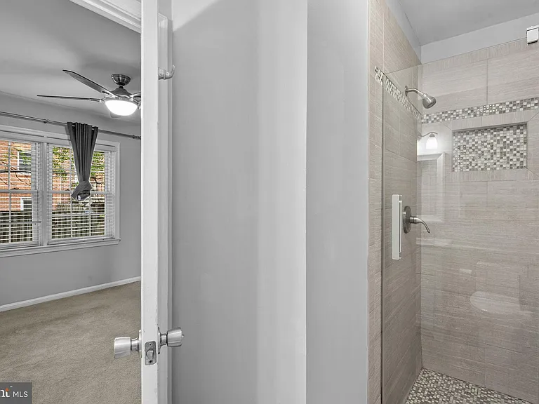 2035 S Glebe Rd — Photo 30