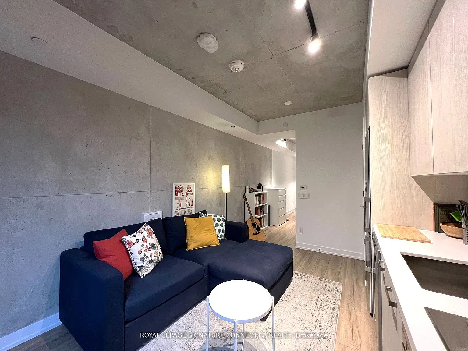 458 Richmond St W — Photo 3