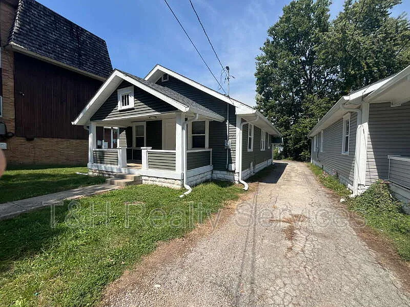 3 bed, 1.0 bath, 1107 sqft, $1,300 — Photo 3
