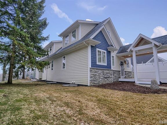 3rd image of 895 Central Dr #1