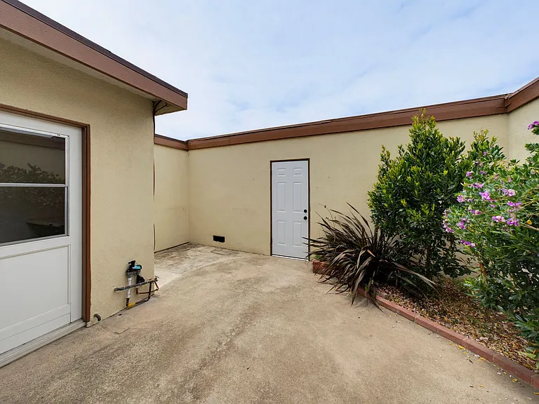 20368 Flora Ln — Photo 26