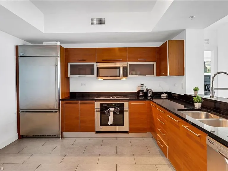 3000 Oasis Grand Blvd #2004 — Photo 11