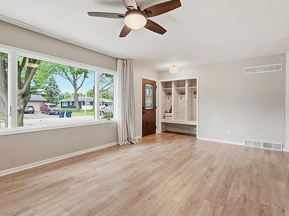 5th image of 319 Meadowlark Cir