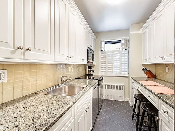 4th image of 120 E 81st St APT 2B