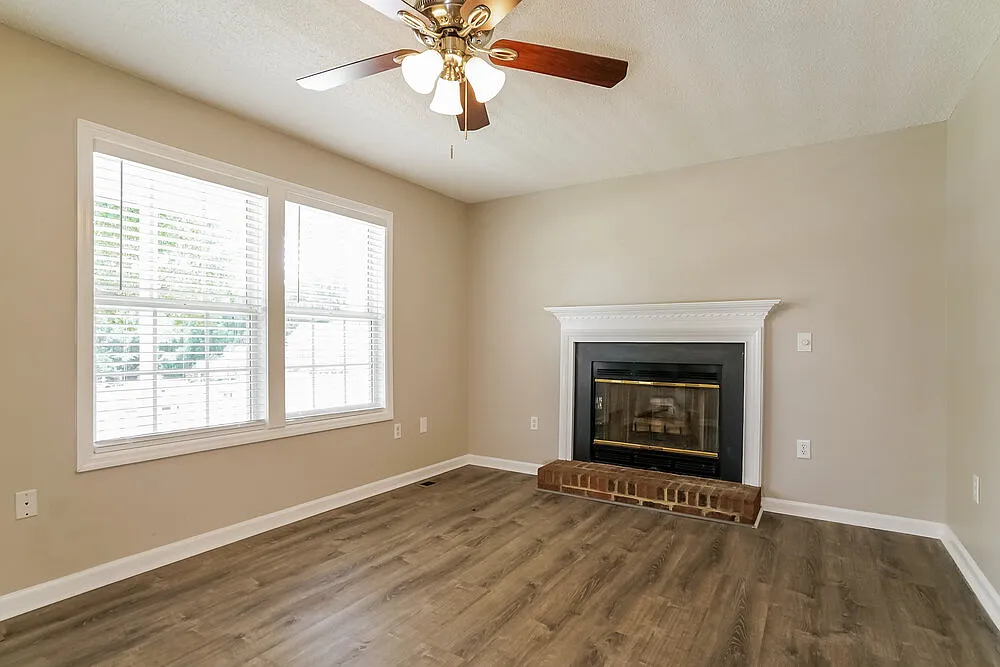 3 bed, 2.0 bath, 1298 sqft, $2,710 — Photo 4