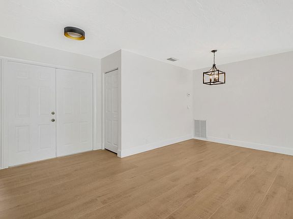 4th image of 10244 SW 49th Manor