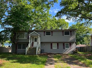 11 Tipton Dr W, Shirley, NY 11967