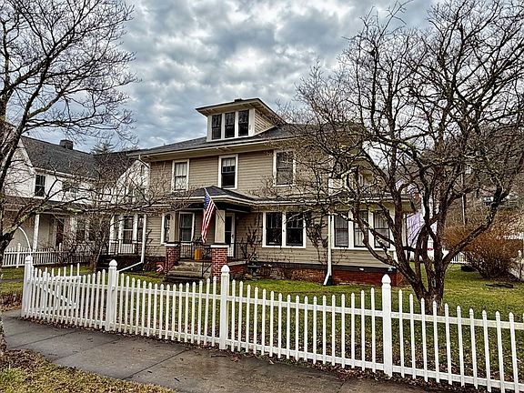 5th image of 208 Main St