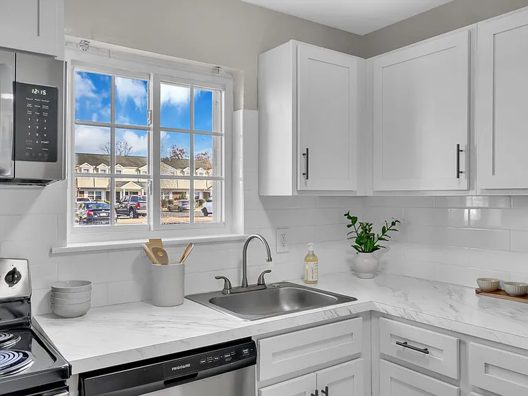 Chateau Apartments — Photo 38