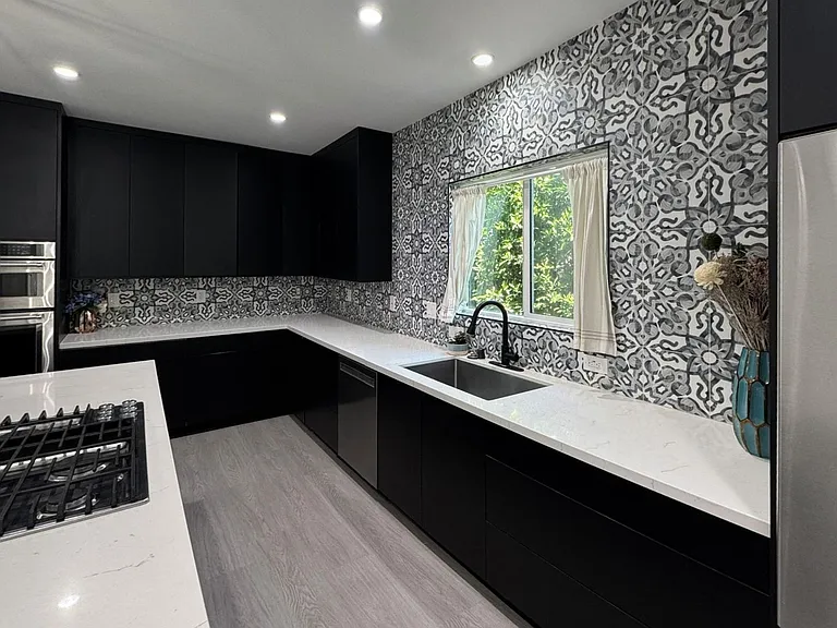 1206 N Alexandria Ave — Photo 4