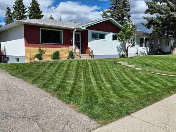126 S Springwood Dr SW, Calgary, AB T2W 0K5