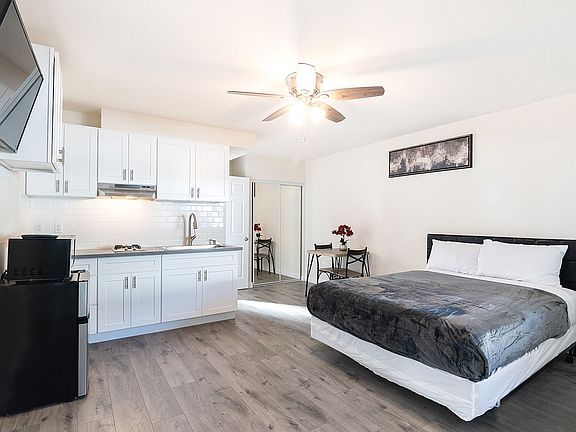 4th image of 2025 W 3rd St #202